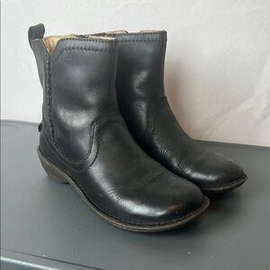 UGG Neevah Black Leather Boots Size 7 Sheepskin lined.